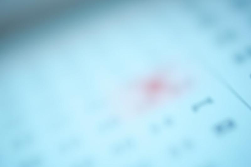 صورة لتقويم مع علامة X على تاريخ